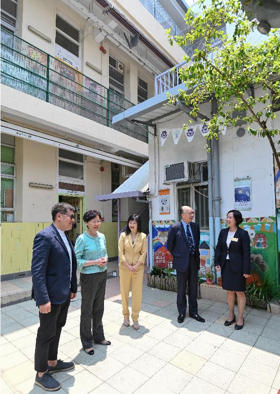行政长官参观乐善堂小学过渡性房屋计划