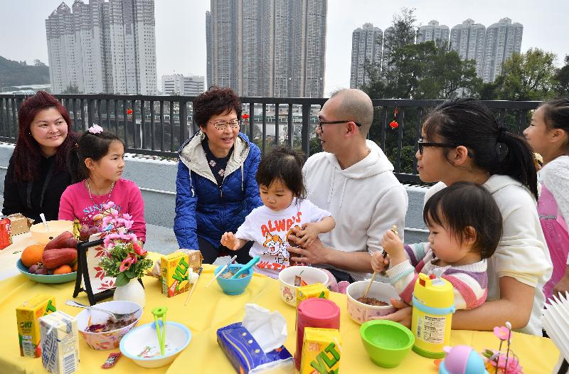行政长官林郑月娥、劳工及福利局局长罗致光与「光屋」住户食开年饭。(政府新闻处图片)