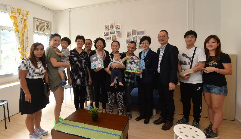 时任政务司司长林郑月娥出席「深井光屋」开幕典礼(政府新闻处图片)