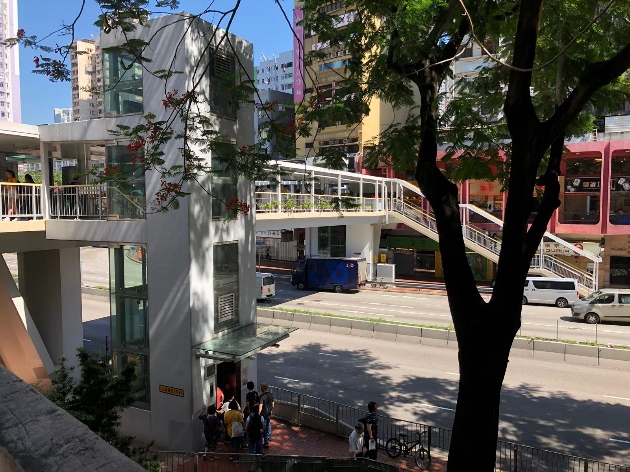 附圖二：在橫跨荃灣青山公路近富華中心的行人天穚 (結構編號NF109)加建的升降機，廣受市民歡迎