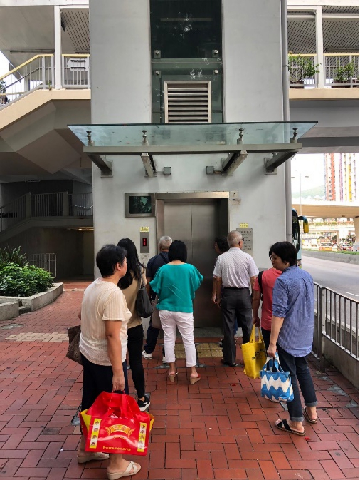 附圖二：在橫跨荃灣青山公路近富華中心的行人天穚 (結構編號NF109)加建的升降機，廣受市民歡迎
