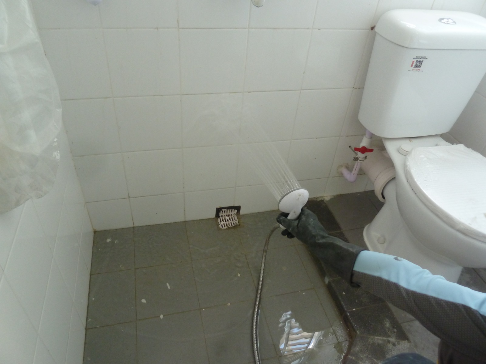對浴室與廚房地磚底部鋪有防水膜的牆腳位置進行噴淋測試。