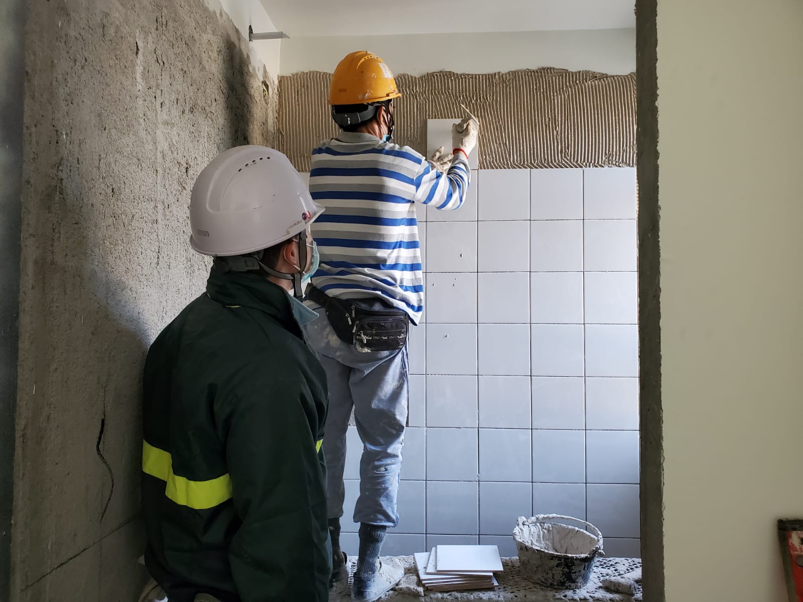 承建商須聘用合資格人員負責監督鋪砌瓷磚工程。