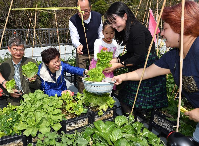 行政長官林鄭月娥、勞工及福利局局長羅致光與「光屋」住戶食開年飯。(政府新聞處圖片)
