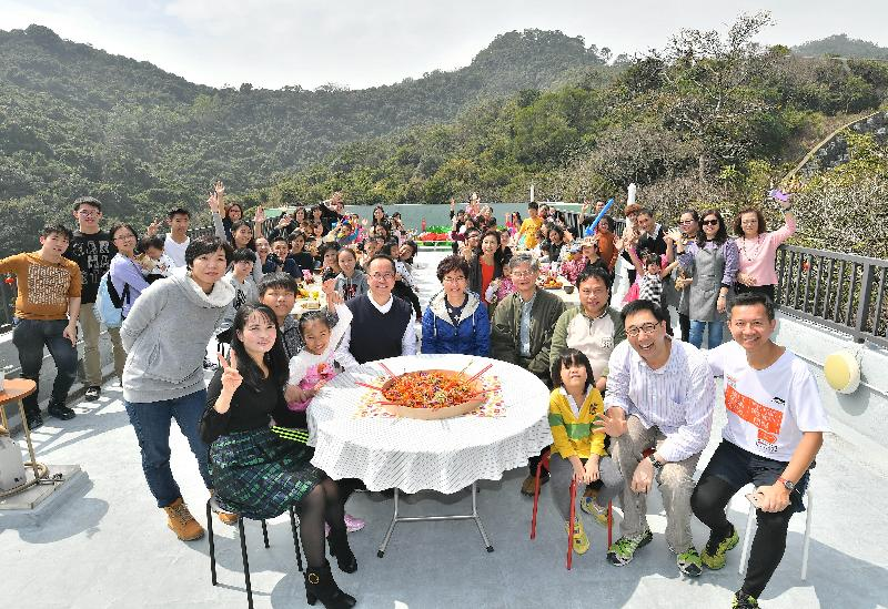 行政長官林鄭月娥、勞工及福利局局長羅致光與「光屋」住戶食開年飯。(政府新聞處圖片)