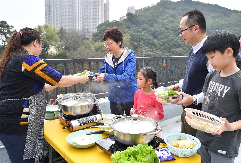 行政長官林鄭月娥、勞工及福利局局長羅致光與「光屋」住戶食開年飯。(政府新聞處圖片)