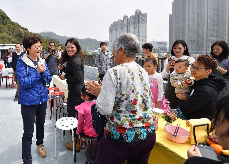 行政長官林鄭月娥、勞工及福利局局長羅致光與「光屋」住戶食開年飯。(政府新聞處圖片)