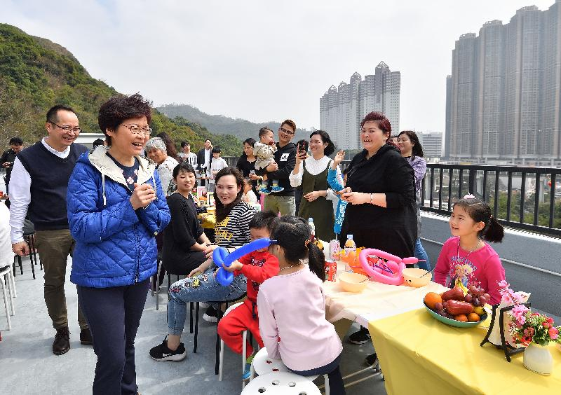 行政長官林鄭月娥、勞工及福利局局長羅致光與「光屋」住戶食開年飯。(政府新聞處圖片)