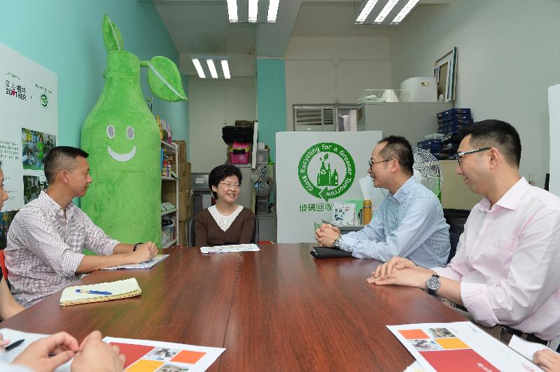 時任政務司司長林鄭月娥探訪「光房」家庭 (政府新聞處圖片)