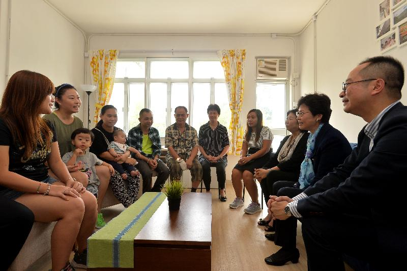 時任政務司司長林鄭月娥出席「深井光屋」開幕典禮(政府新聞處圖片)