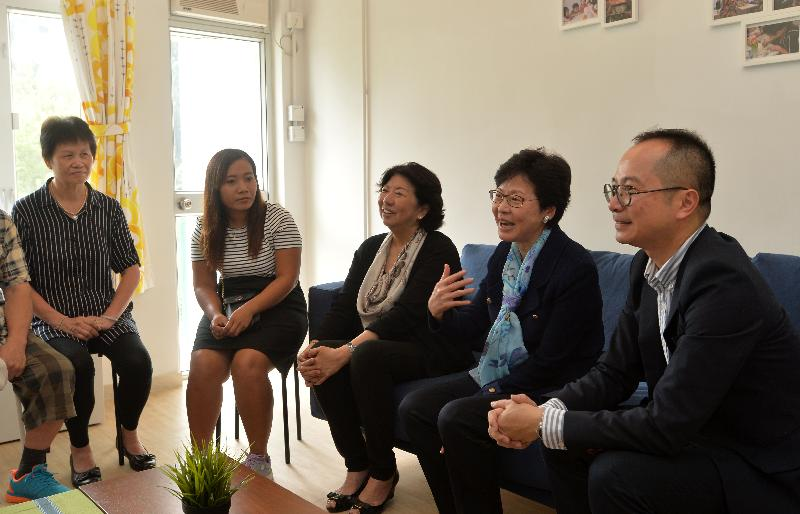 時任政務司司長林鄭月娥出席「深井光屋」開幕典禮(政府新聞處圖片)