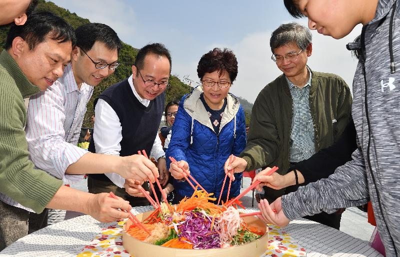 行政長官林鄭月娥、勞工及福利局局長羅致光與「光屋」住戶食開年飯。(政府新聞處圖片)