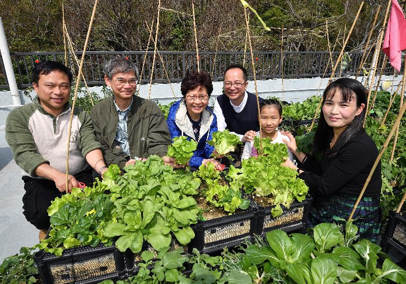 行政長官林鄭月娥、勞工及福利局局長羅致光與「光屋」住戶食開年飯。(政府新聞處圖片)